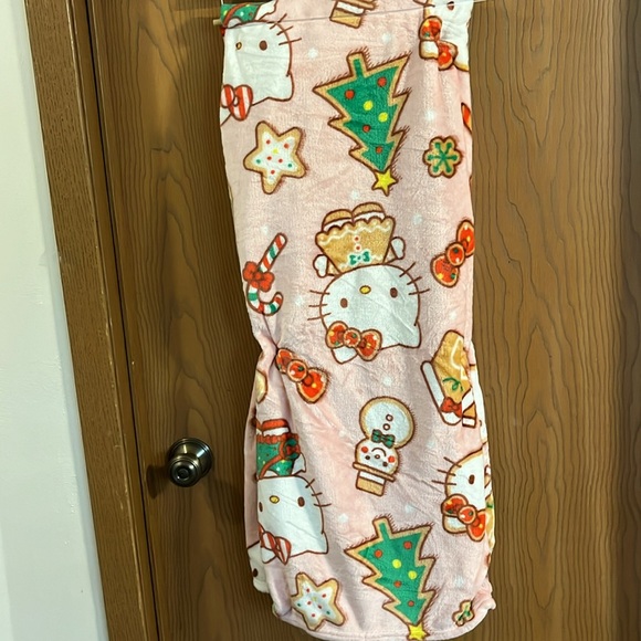 Hello Kitty Gingerbread Sugar Cookie Christmas Throw Blanket - Picture 4 of 5